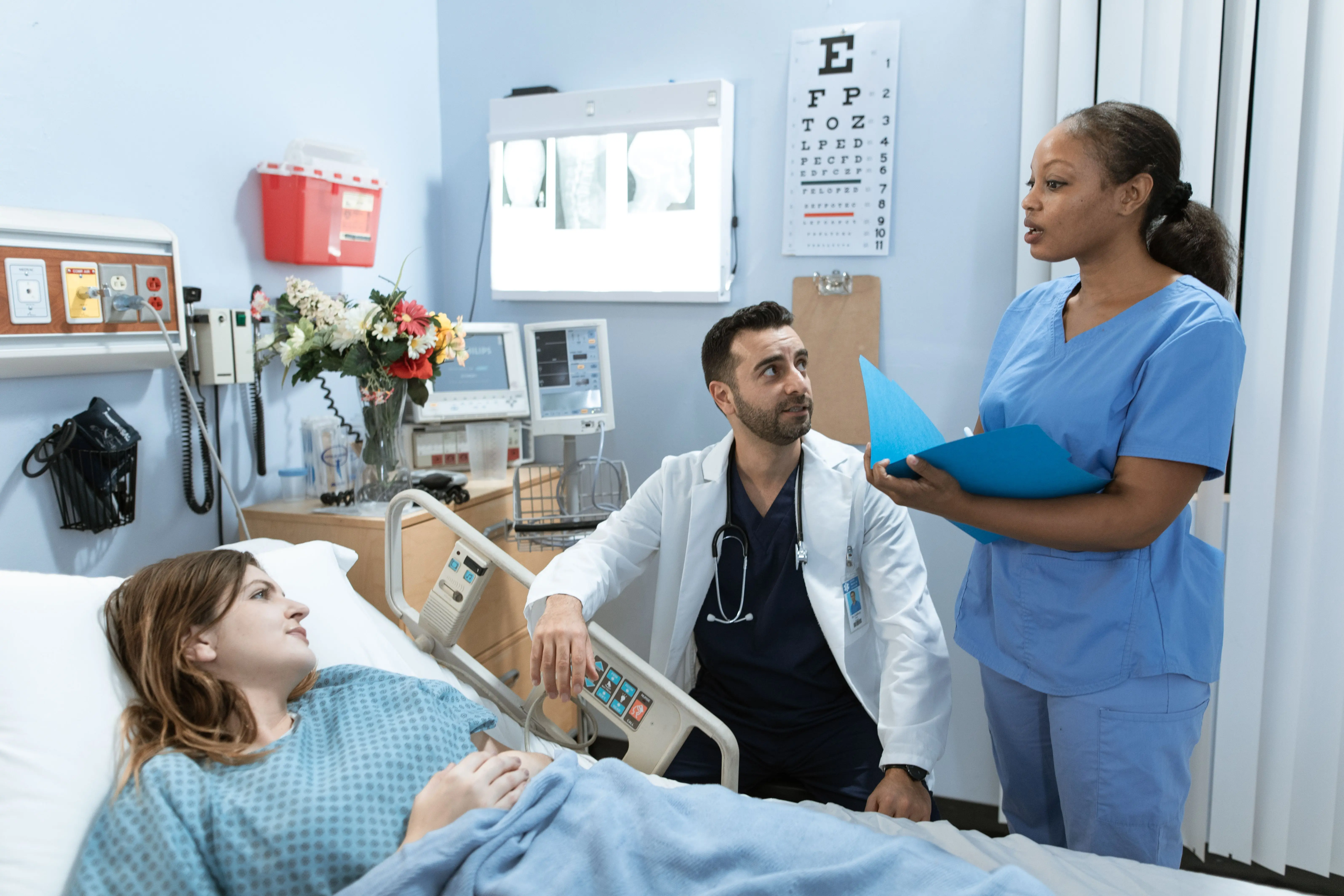 Médico conversa com paciente durante consulta em ambiente de saúde