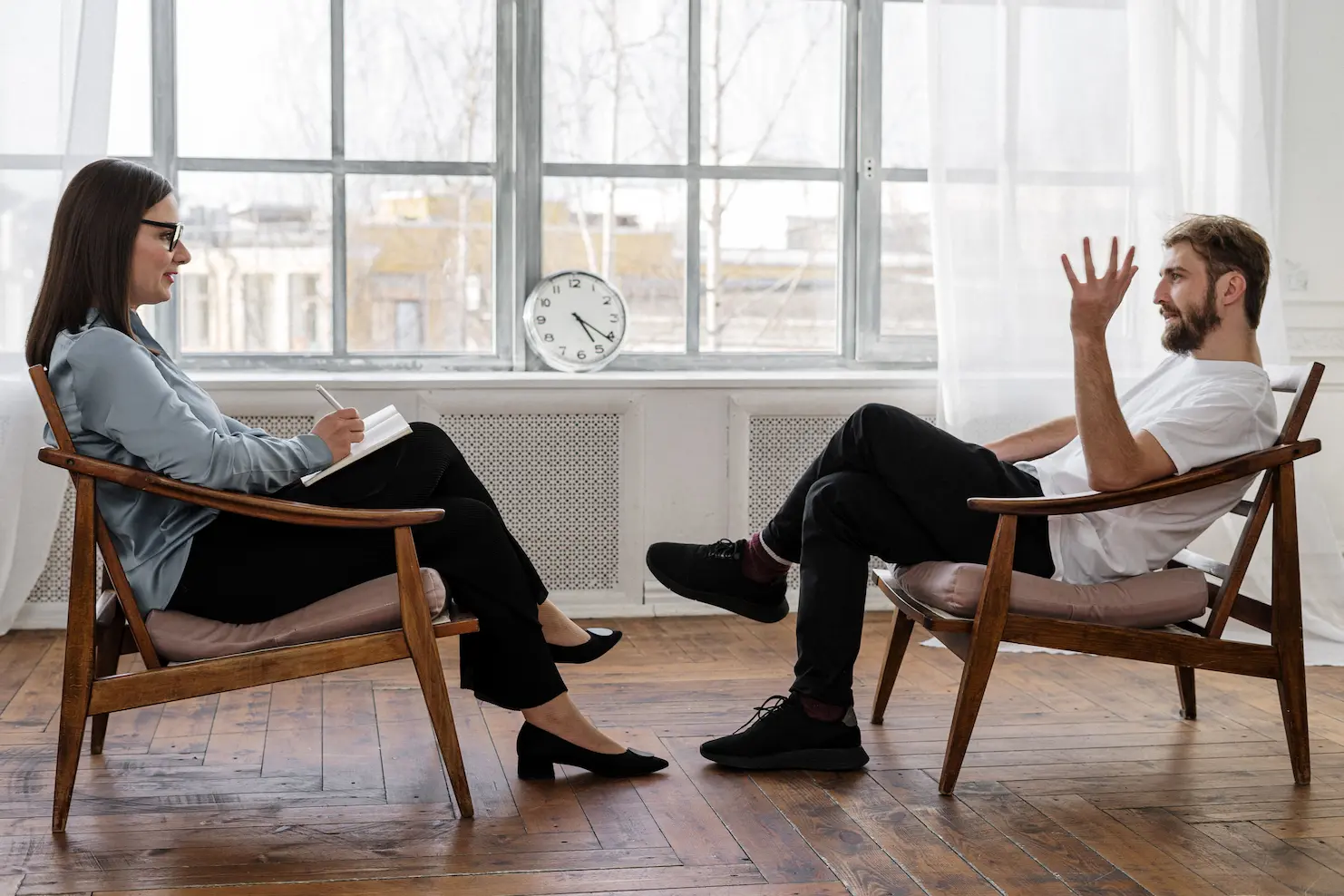 Terapeuta conversando com paciente durante atendimento de saúde mental