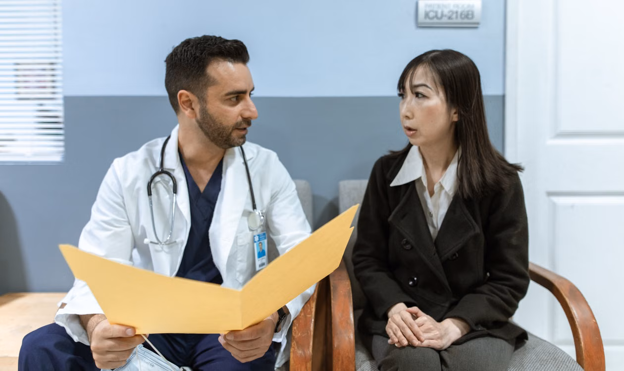 Médico e paciente conversando em consulta, representando a internação psiquiátrica voluntária