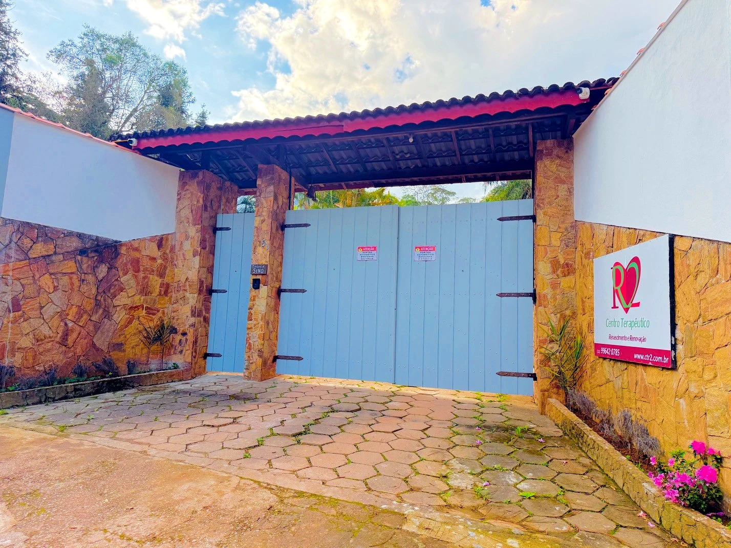 Fachada e entrada — Clínica de Recuperação Feminina em São Roque